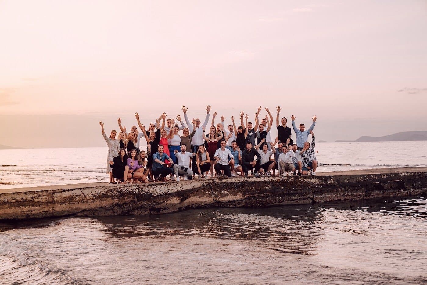 Das Team von P8 am Meer bei Sonnenuntergang